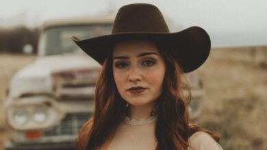 Noeline Hofmann’s Big Year: The Country Newcomer Recounts Her Journey To ‘Purple Gas’ & The Opry